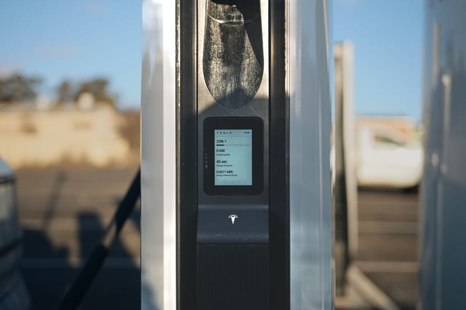 Recharger sa voiture électrique : comprendre les bornes au quotidien