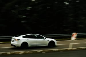 Bornes de recharge sur l'autoroute : le vrai casse-tête du grand départ en voiture électrique cet été