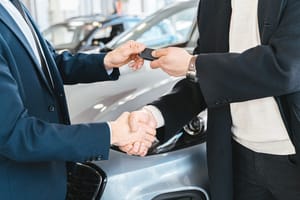 Vendre sa voiture entre particuliers : certificat de cession, carte grise et assurance