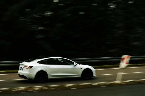 Bornes de recharge sur l'autoroute : le vrai casse-tête du grand départ en voiture électrique cet été