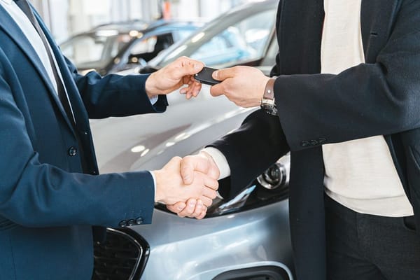 Vendre sa voiture entre particuliers : certificat de cession, carte grise et assurance